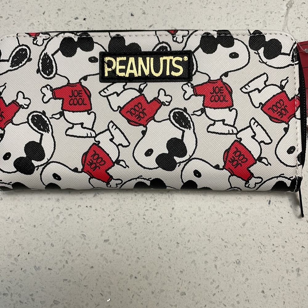 PEANUTS Snoopy Joe Cool wallet Multi interior card slotszippered coin pocket NWT